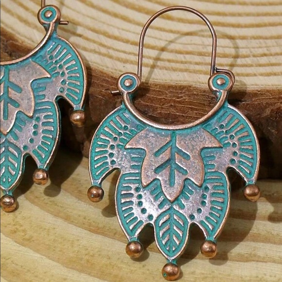 ‼️$4 Sale‼️🌻 Ancient Bronze Textured Metal Drop Earrings - Picture 2 of 3